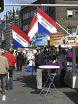 901071 Afbeelding van een viskraam op een braderie op de Burgemeester Reigerstraat, bij de Maliebaan te Utrecht.